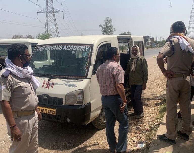 राबर्ट्सगंज में स्कूल वाहन की जांच करते एआरटीओ की टीम।