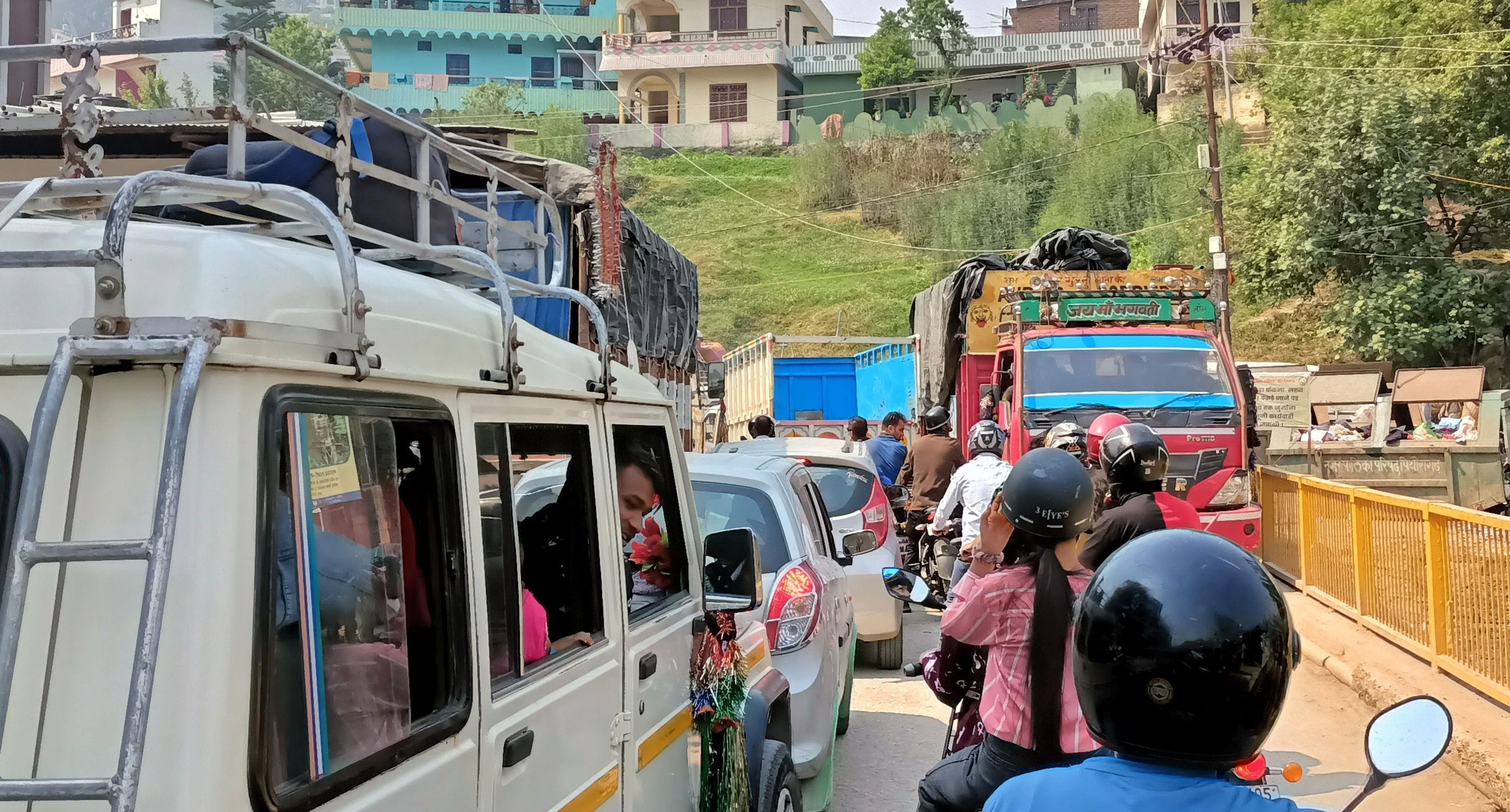रई पुल के पास जाम लगने से कई वाहन फंसे रहे।