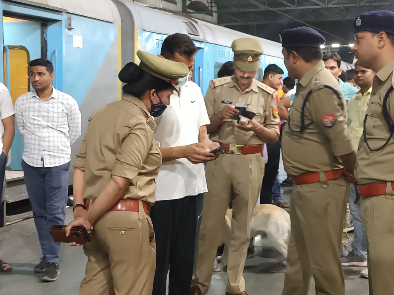रेलवे स्टेशन पर चेकिंग के दौरान एसपी सिटी राजेश कुमार व जीआरपी व आरपीएफ। रेलवे स्टेशन पर चेकिंग के दौरान एसपी सिटी राजेश कुमार व जीआरपी व आरपीएफ।