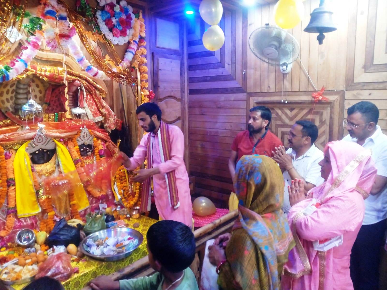 रामनगर में आयोजित वार्षिक मेल में मंदिर में माथा टेके लोग