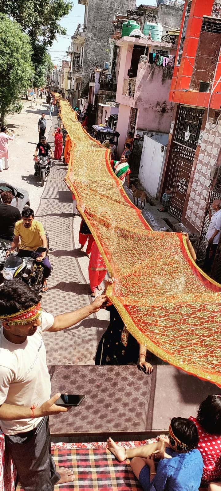 सहारनपुर के राधा विहार से श्रद्घालु मां शाकम्भरी देवी मंदिर लेकर जाते 900 फिट की चुनरी। सहारनपुर के राधा विहार से श्रद्घालु मां शाकम्भरी देवी मंदिर लेकर जाते 900 फिट की चुनरी।