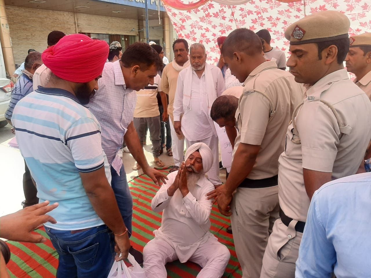 सिरसा अनाज मंडी में फर्जी फर्म मामले में पीड़ित बलदेव को धरना स्थल से उठाते पुलिस कर्मचारी। सिरसा अनाज मंडी में फर्जी फर्म मामले में पीड़ित बलदेव को धरना स्थल से उठाते पुलिस कर्मचारी।