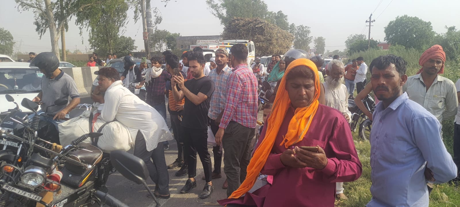 दिल्ली-सहारनपुर हाईवे पर गुफा मंदिर के पास कार में आग लगने के बाद हाईवे पर खडे वाहन चालक दिल्ली-सहारनपुर हाईवे पर गुफा मंदिर के पास कार में आग लगने के बाद हाईवे पर खडे वाहन चालक