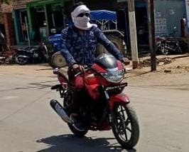 धूप से बचने के लिए चेहरे पर बांधा गमछा। संवाद