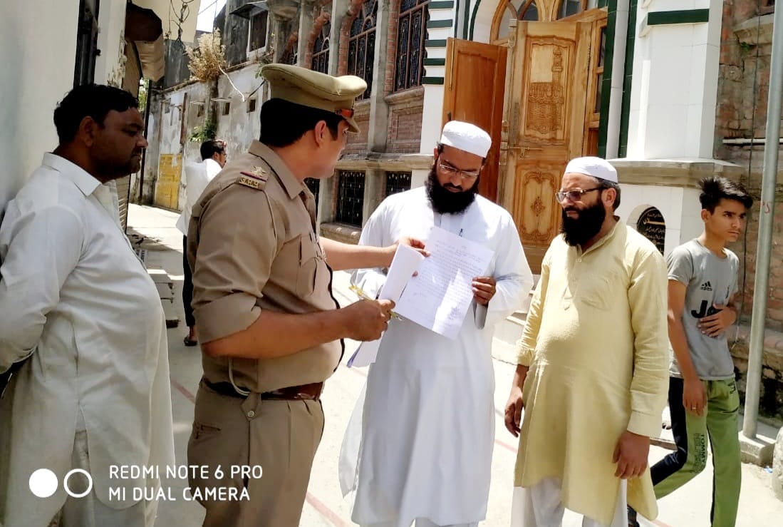 चिलकाना में धर्म स्थल संचालक को नोटिस देते पुलिसकर्मी चिलकाना में धर्म स्थल संचालक को नोटिस देते पुलिसकर्मी