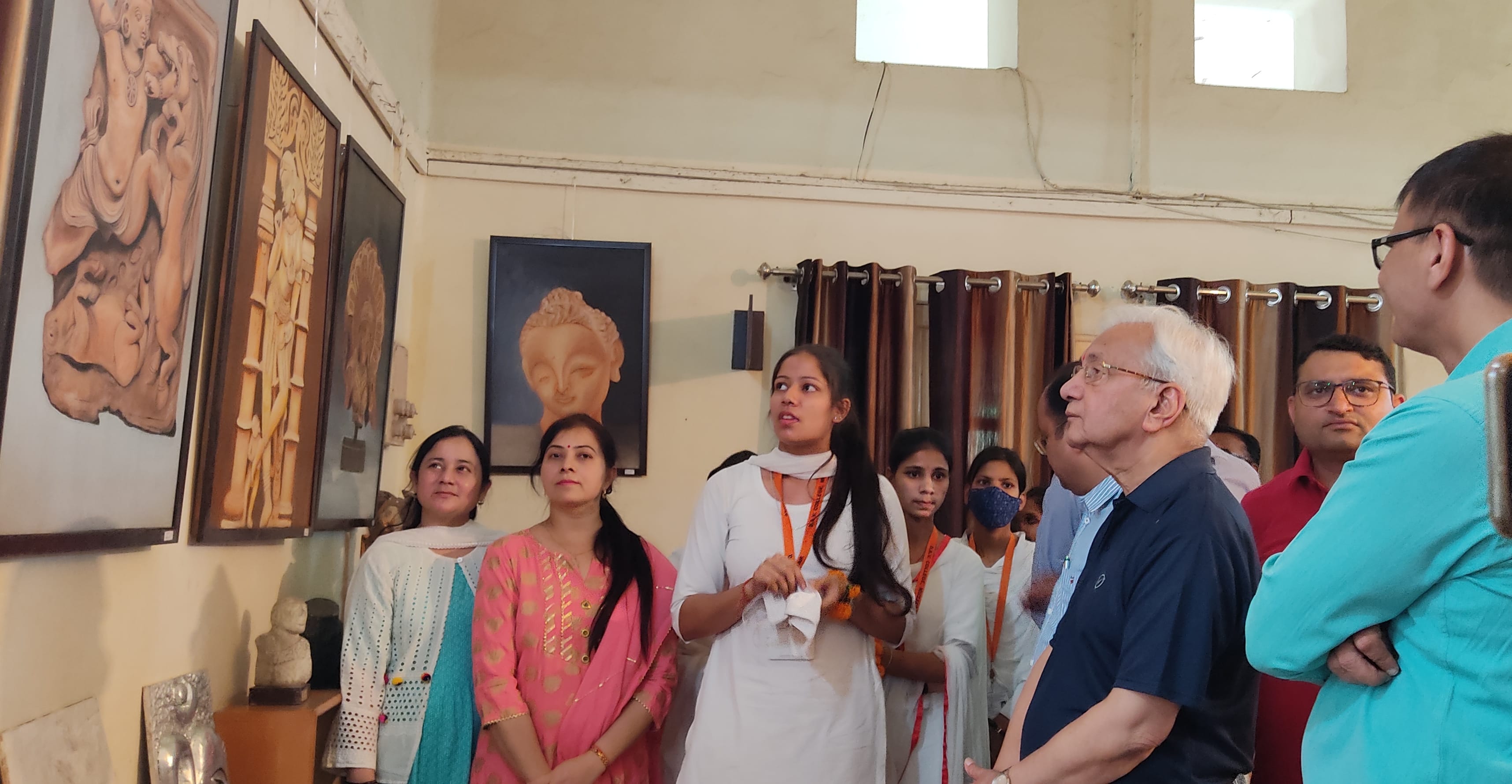 चित्रकला प्रदर्शनी का अवलोकन करते अतिथि व मौजूद छात्राएं।। चित्रकला प्रदर्शनी का अवलोकन करते अतिथि व मौजूद छात्राएं।।