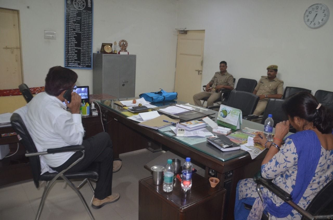 डीआईओएस कार्यालय में बैठे पुलिस कर्मी। संवाद