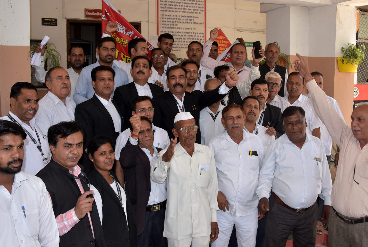 डीएम कार्यालय पर प्रदर्शन करते सहारनपुर अधिवक्ता व कलेक्ट्रट बार एसोसिएशन के अधिवक्ता डीएम कार्यालय पर प्रदर्शन करते सहारनपुर अधिवक्ता व कलेक्ट्रट बार एसोसिएशन के अधिवक्ता