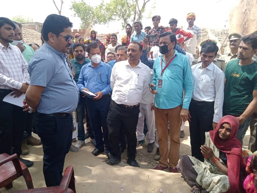 ढिकियापुर डेरा में पीड़ित परिवार से मिलने पहुंचे जिलाधिकारी प्रकाश चंद्र श्रीवास्तव। संवाद