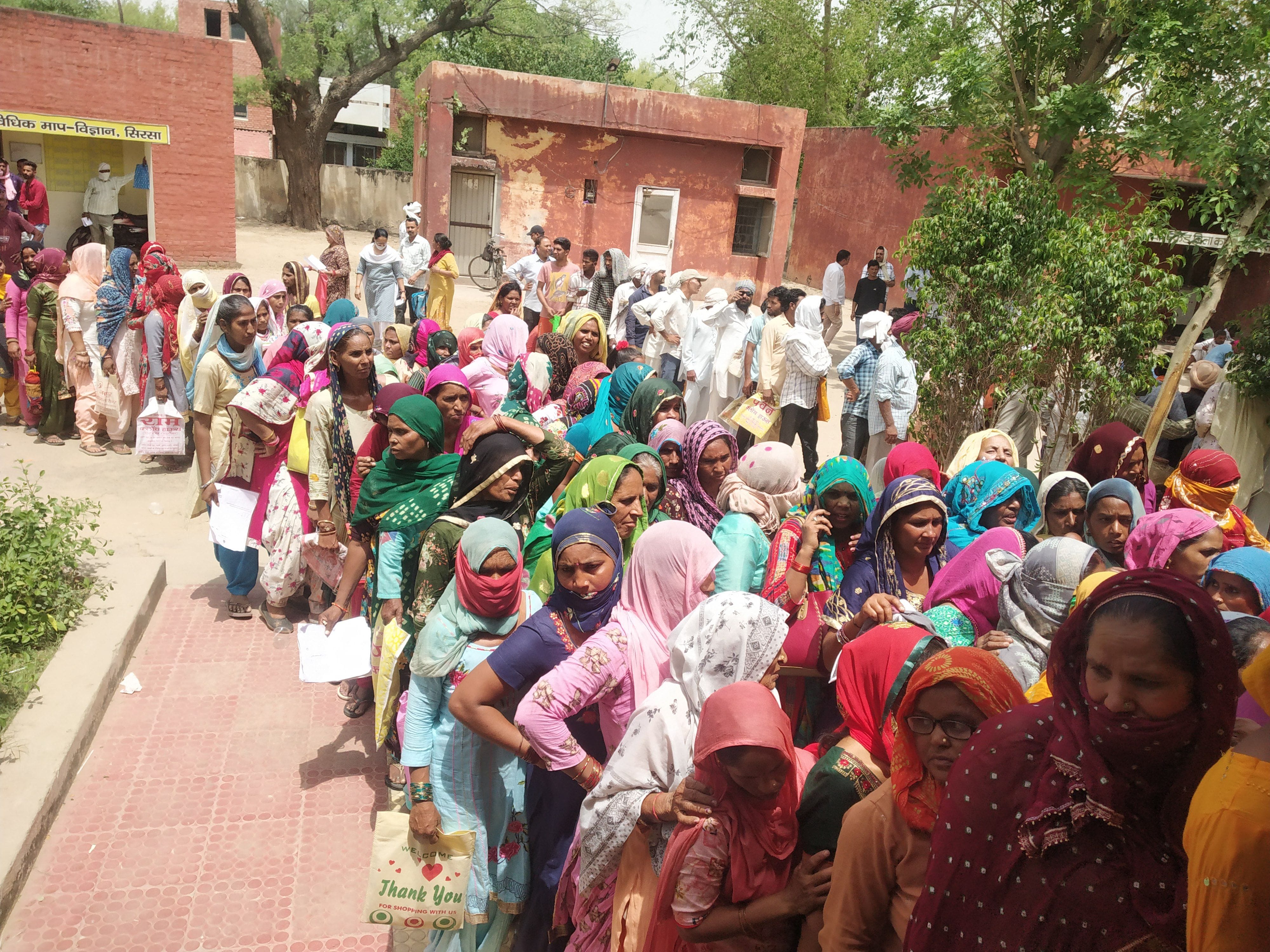 ए राशन कार्ड की जांच करवाने के लिए  खाद्य आपूर्ति कार्यालय महिलाओं की लगी लाइन