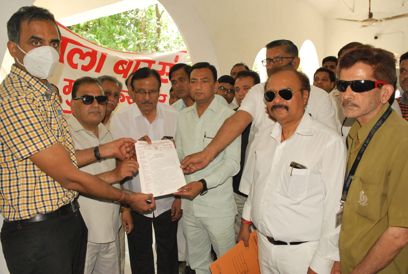 कलक्ट्रेट में एडीएम को ज्ञापन देते जिला बार सघं के अध्यक्ष।