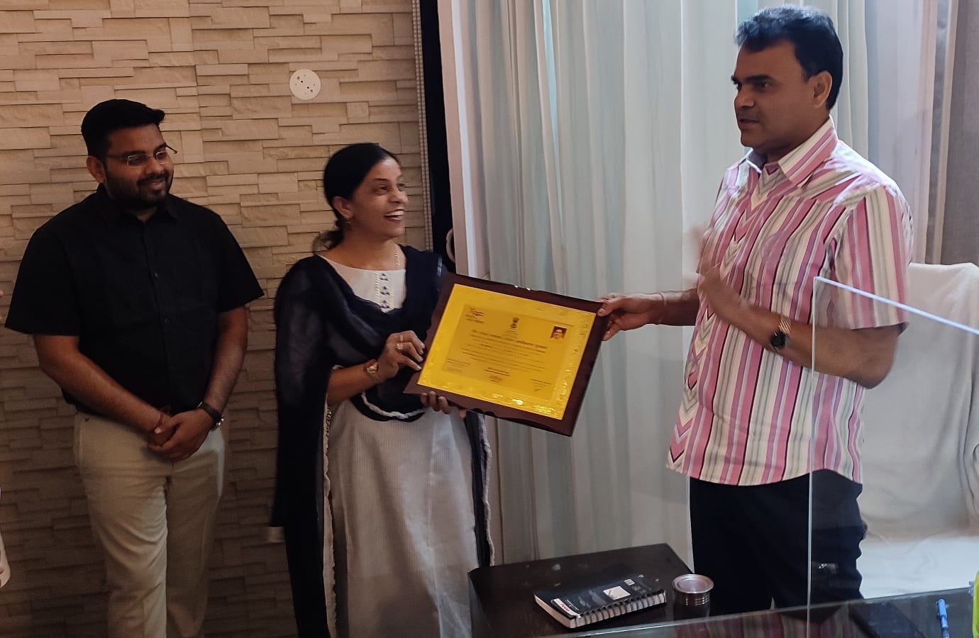 कलेक्ट्रेट में प्रधान को सम्मानित करते डीएम।