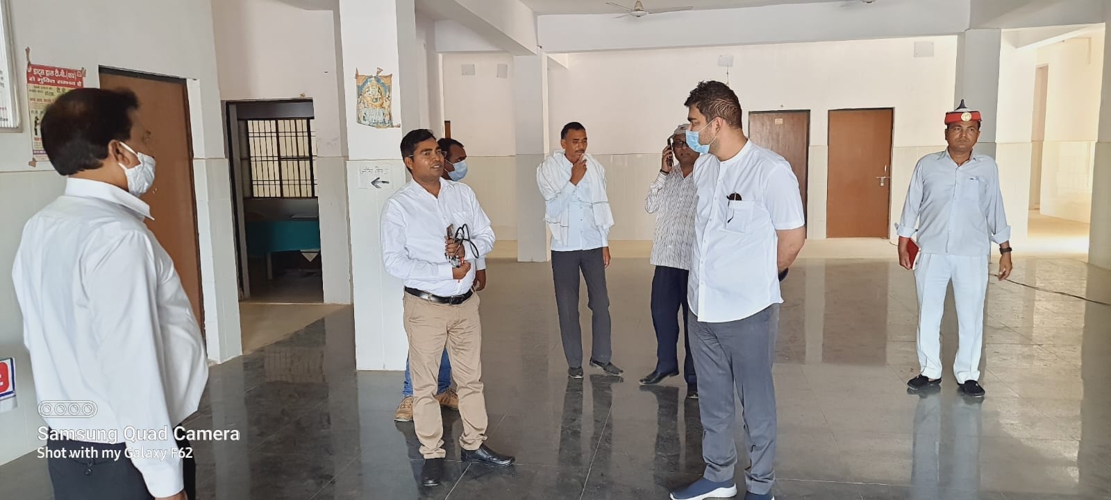 कोन प्राथमिक स्वास्थ्य केंद्र का निरीक्षण करते सीडीओ डॉ.अमित पाल शर्मा।