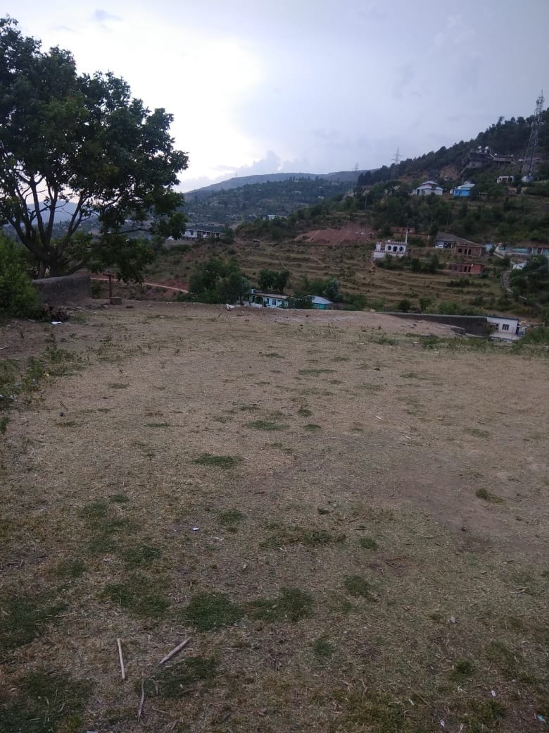 मिडिल स्कूल में खेल ग्राउंड जहां चारदिवारी नही है:-संवाद मिडिल स्कूल में खेल ग्राउंड जहां चारदिवारी नही है:-संवाद