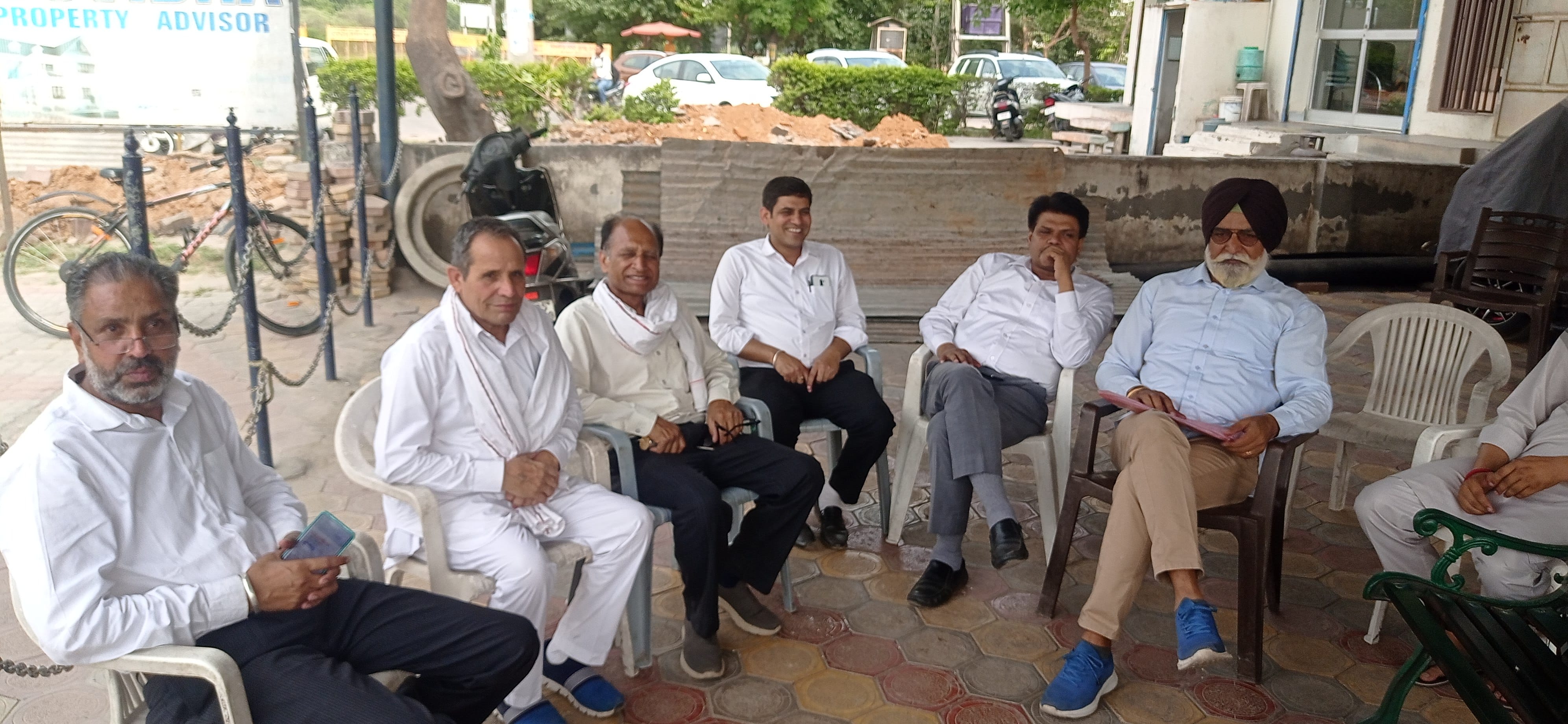  मामले की जानकारी देते भूमि मालिक कांशीराम व अन्य।  संवाद