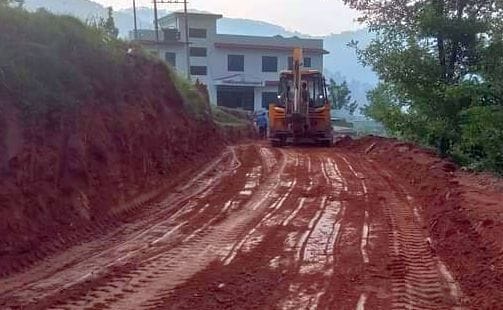 मुवानी महाविद्यालय तक सड़क कटिंग करता जेसीबी। संवाद मुवानी महाविद्यालय तक सड़क कटिंग करता जेसीबी। संवाद