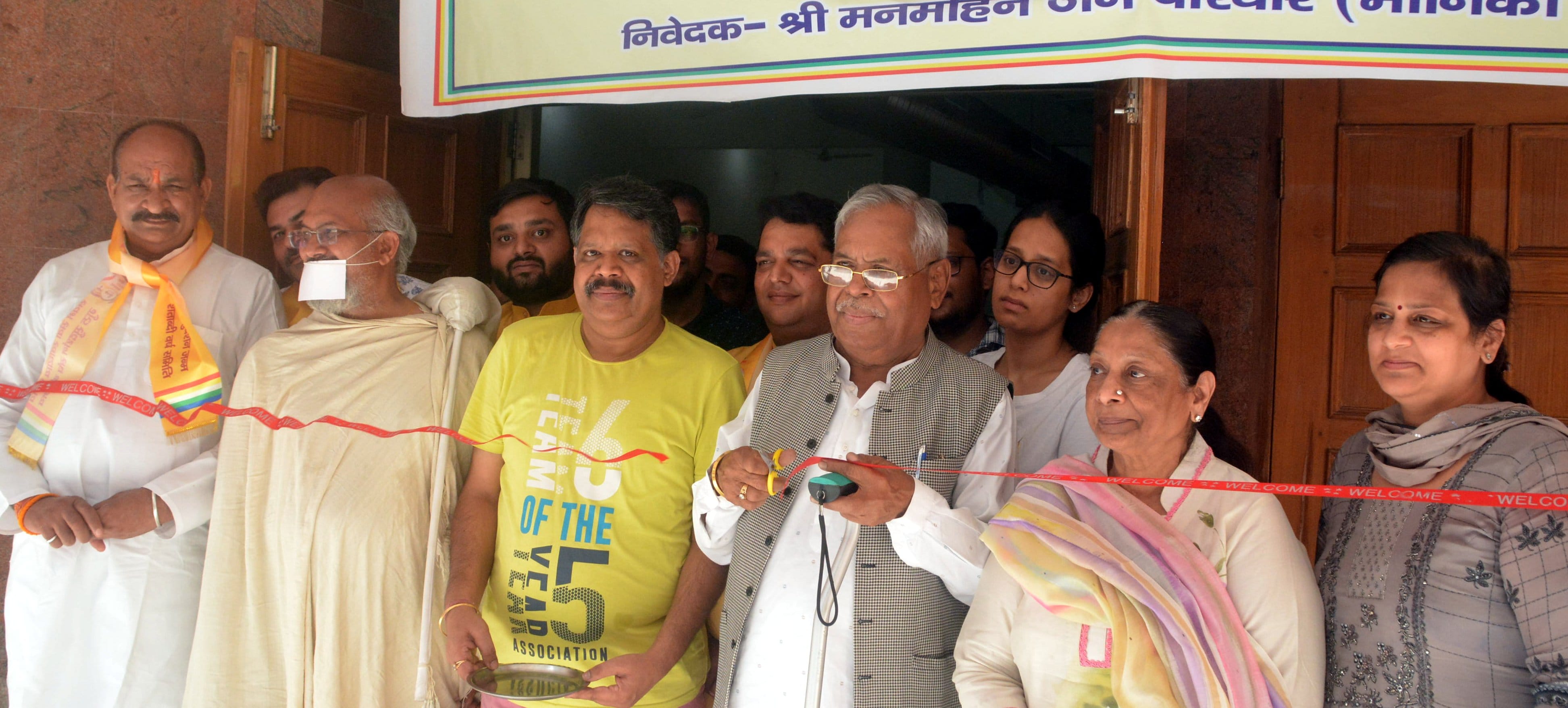 नई मंडी के जैन स्थानक में गुरु सुदर्शन के स्मृति दिवस के कार्यक्रम पर फीता काटते समाजसेवी मनमोहन नई मंडी के जैन स्थानक में गुरु सुदर्शन के स्मृति दिवस के कार्यक्रम पर फीता काटते समाजसेवी मनमोहन
