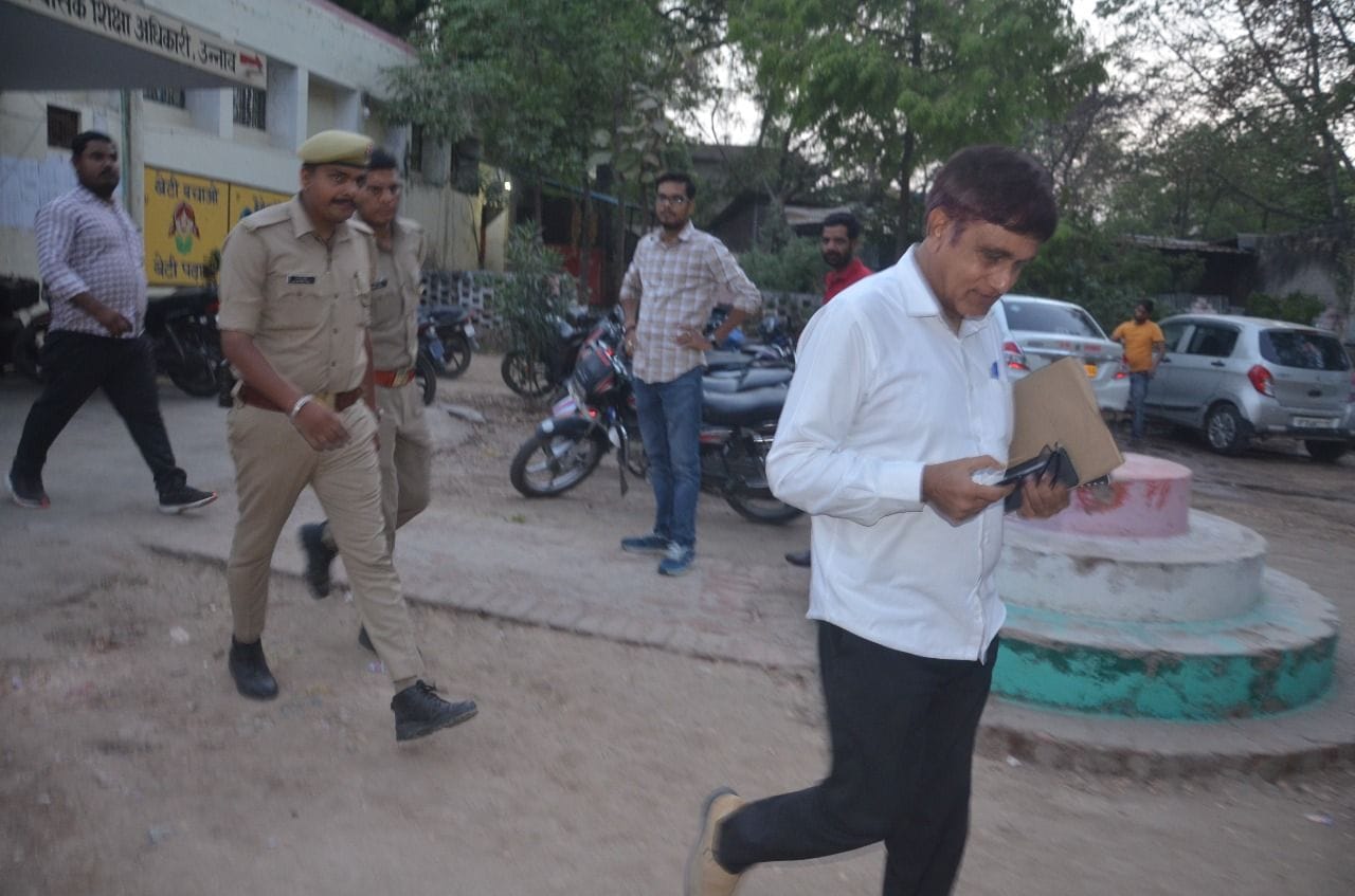 पुलिस सुरक्षा में सीडीओ कार्यालय जाते डीआईओएस। संवाद