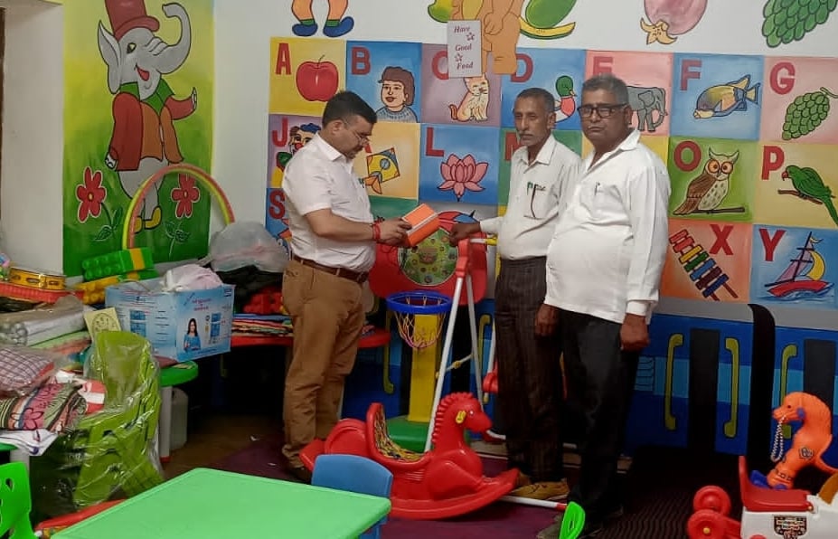 पालियों स्कूल के प्री प्रायमरी कक्ष का निरीक्षण करते जिला परियोजना अधिकारी।