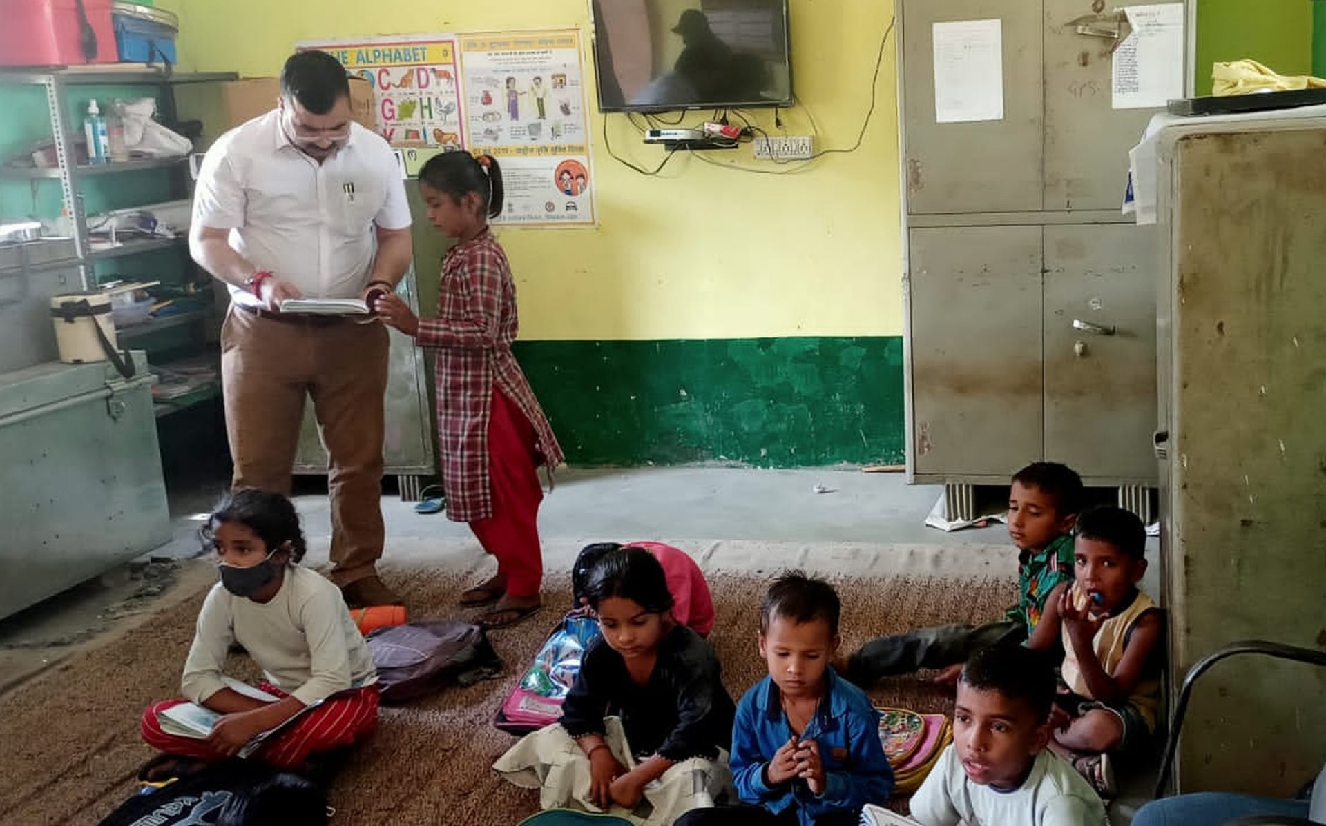 प्राथमिक पाठशाला गुमटी में छात्रा से सवाल पूछते जिला परियोजना अधिकारी ऋषिपाल शर्मा।