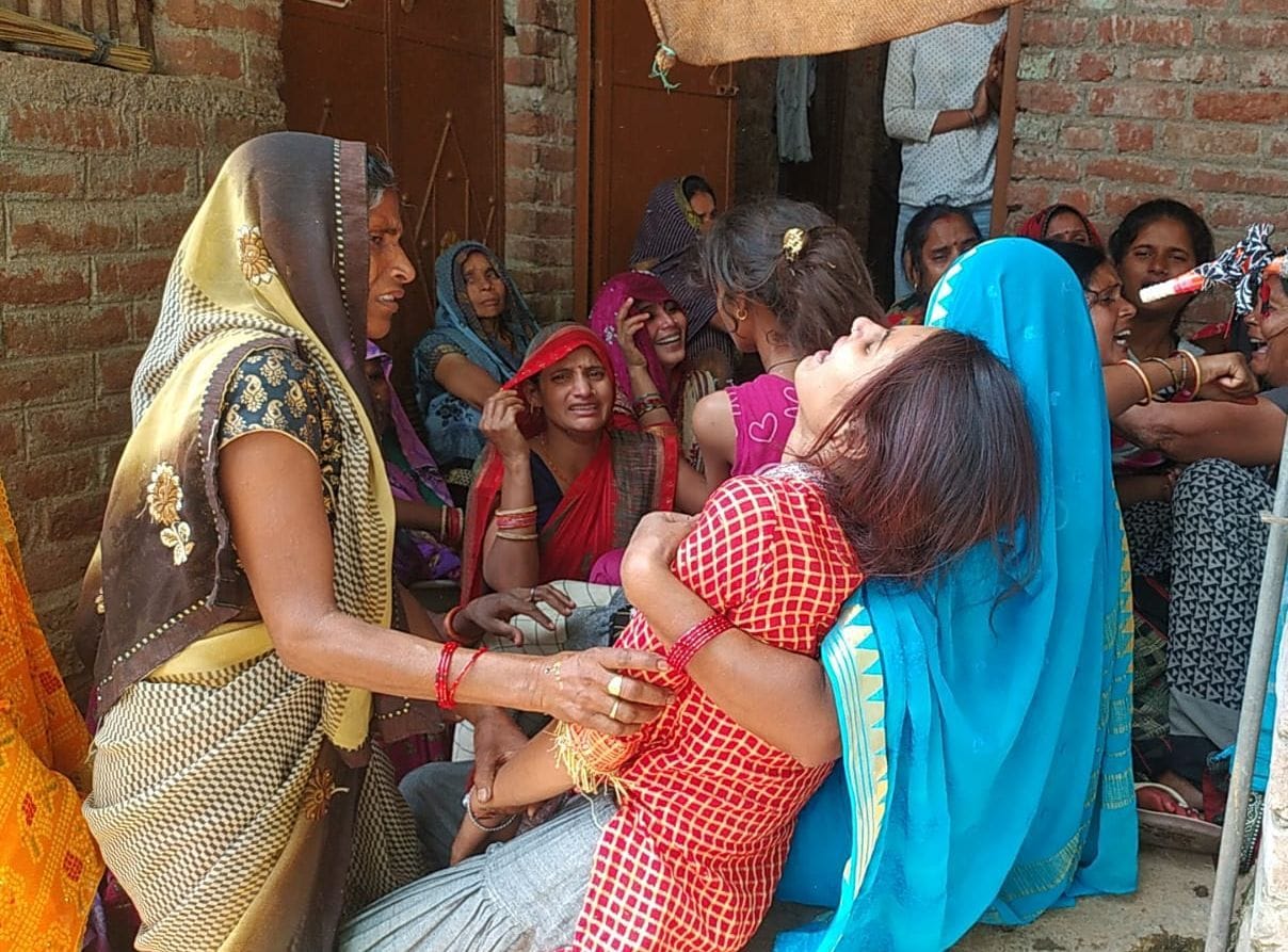 पिता की मौत पर रोते-रोते बेहोश हुई पुत्री अंशु। संवाद पिता की मौत पर रोते-रोते बेहोश हुई पुत्री अंशु। संवाद
