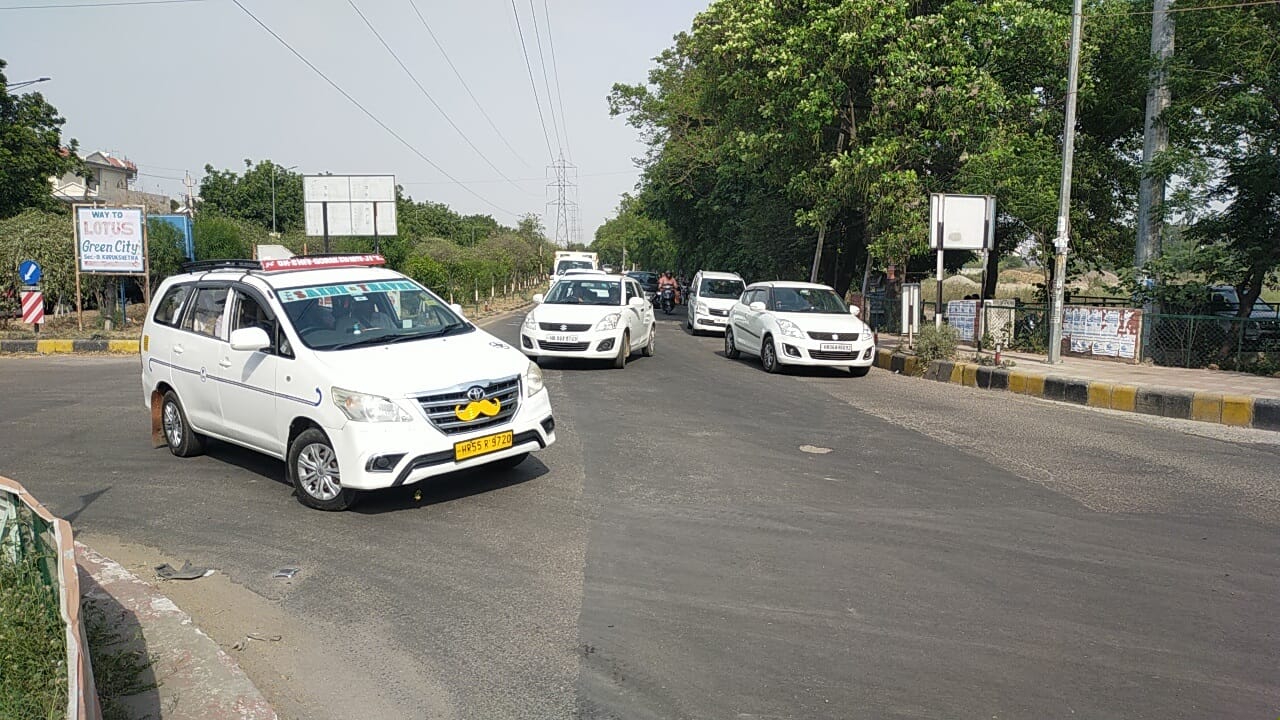  रोड बंद होने के बाद डायवर्ट किया गया शहर की ओर जाने वाला ट्रैफिक।  संवाद