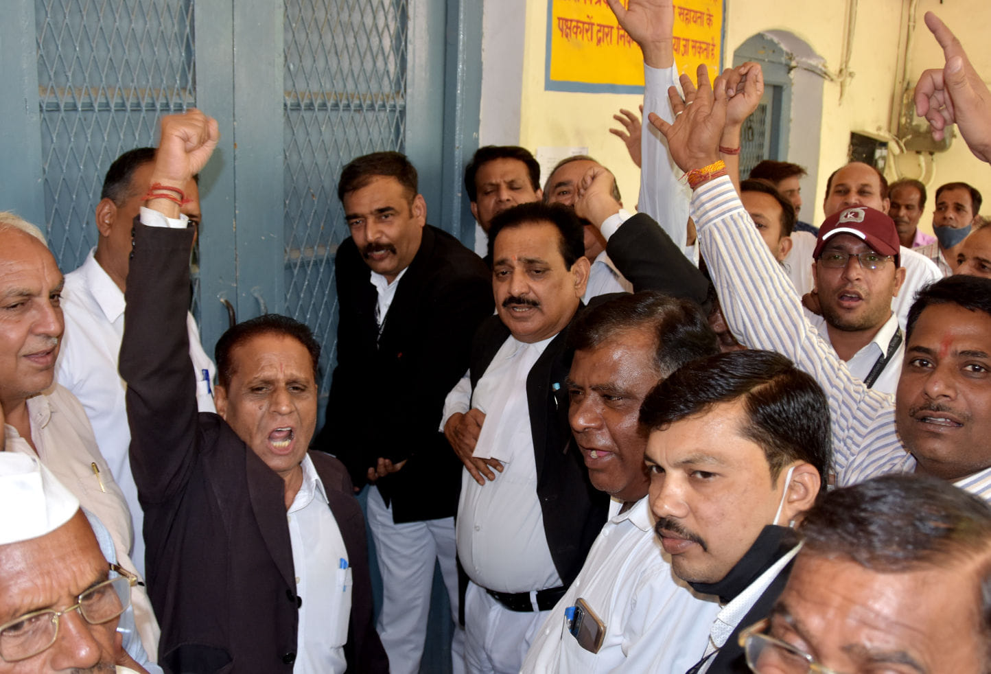 राजिस्ट्री कार्यालय पर तालाबंदी करते करते सहारनपुर अधिवक्ता व कलेक्ट्रट अधिवक्ता बार एसोसिएशन राजिस्ट्री कार्यालय पर तालाबंदी करते करते सहारनपुर अधिवक्ता व कलेक्ट्रट अधिवक्ता बार एसोसिएशन