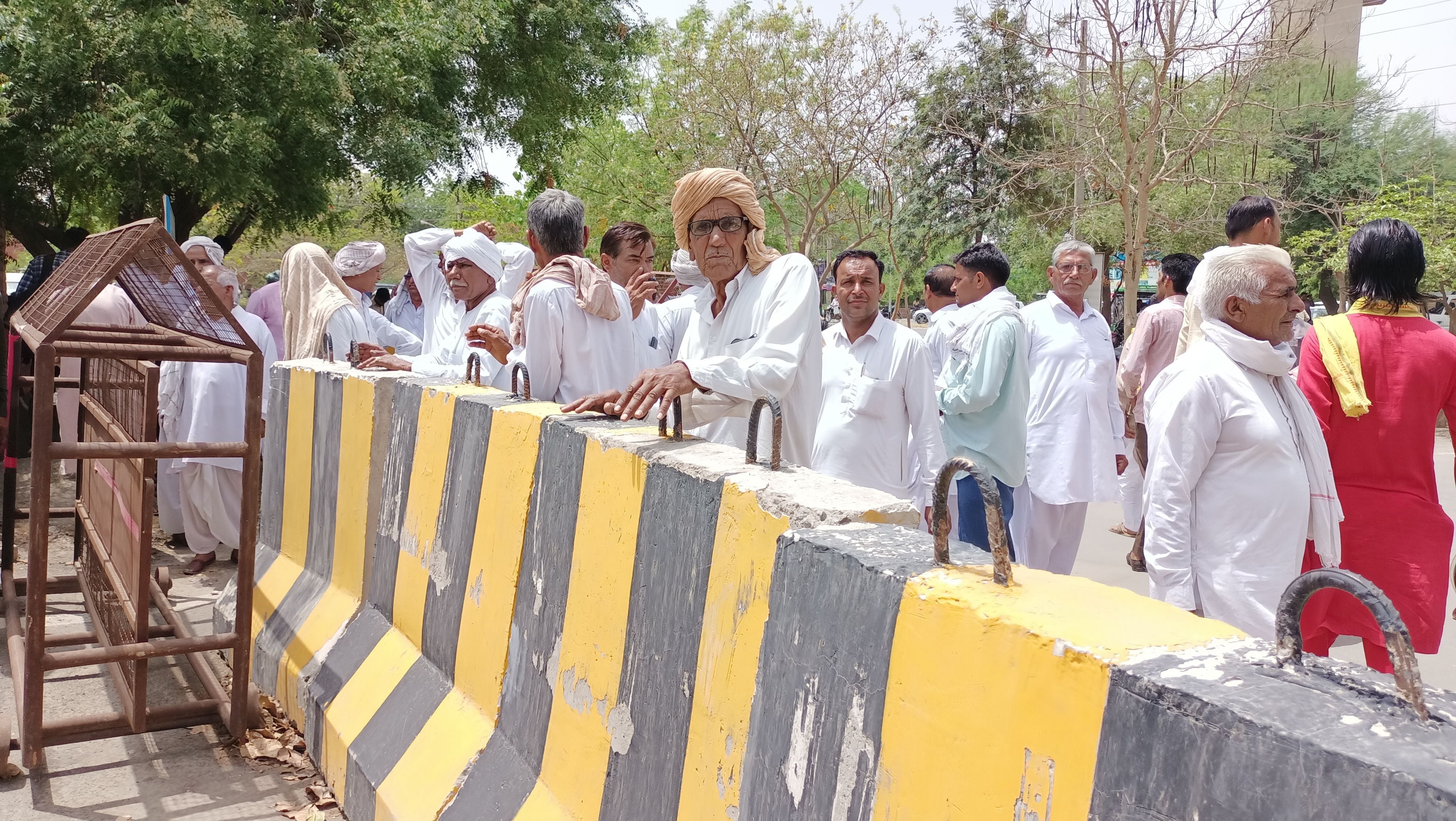 सिरसा तूड़ी किल्लत के चलते लघु सचिवालय में राजस्थान व हरियाणा के किसान नेताओं में हुए मतभेद के बा सिरसा तूड़ी किल्लत के चलते लघु सचिवालय में राजस्थान व हरियाणा के किसान नेताओं में हुए मतभेद के बा