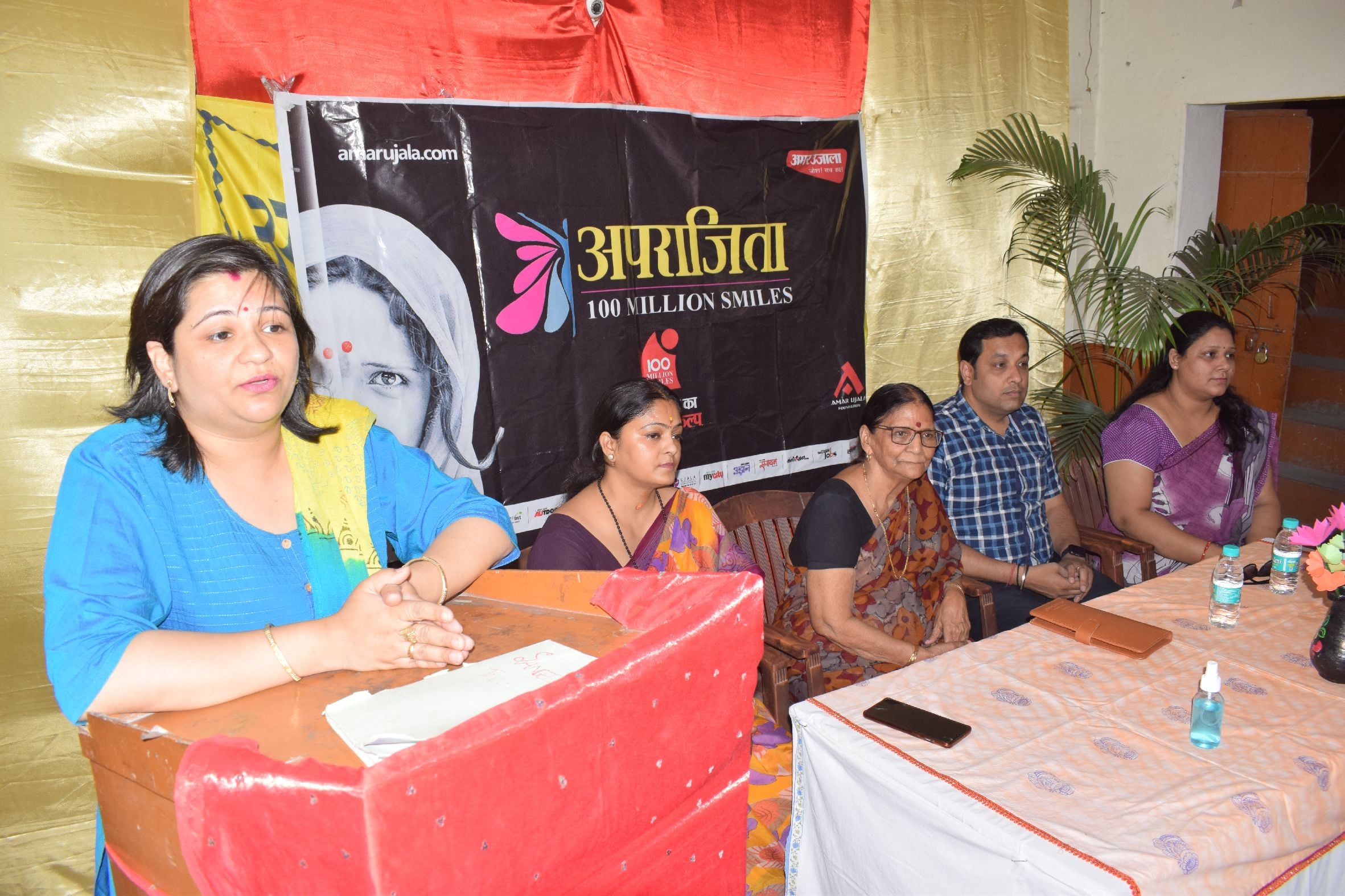 शाहजहांपुर के आकांक्षा हाईस्कूल में अमर उजाला के अपराजिता कार्यक्रम में छात्राओं को सम्बोधित क?