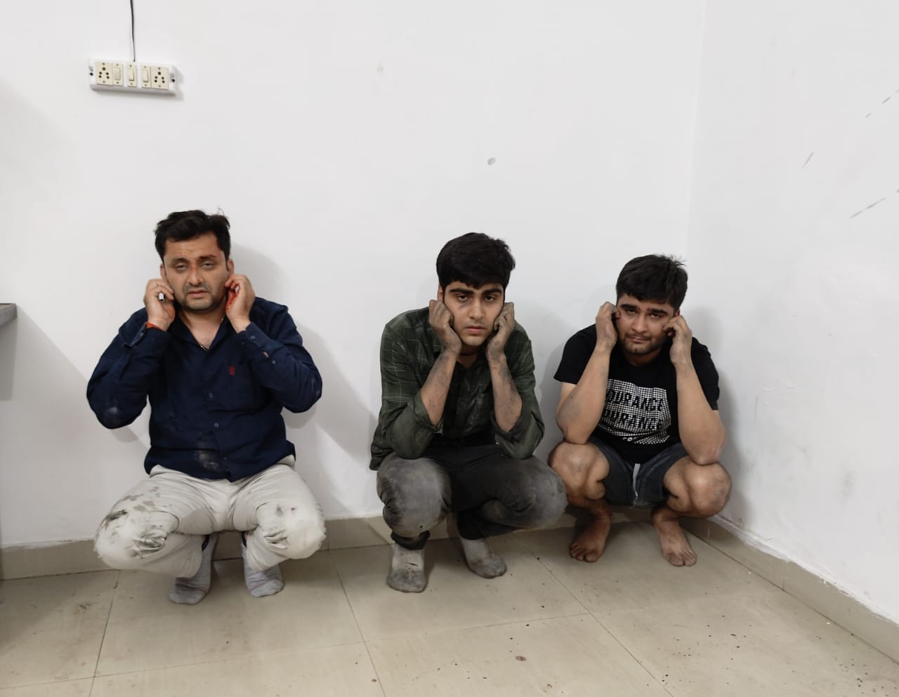 थाना जनकपुरी में कान पकड़कर बैठे युवक