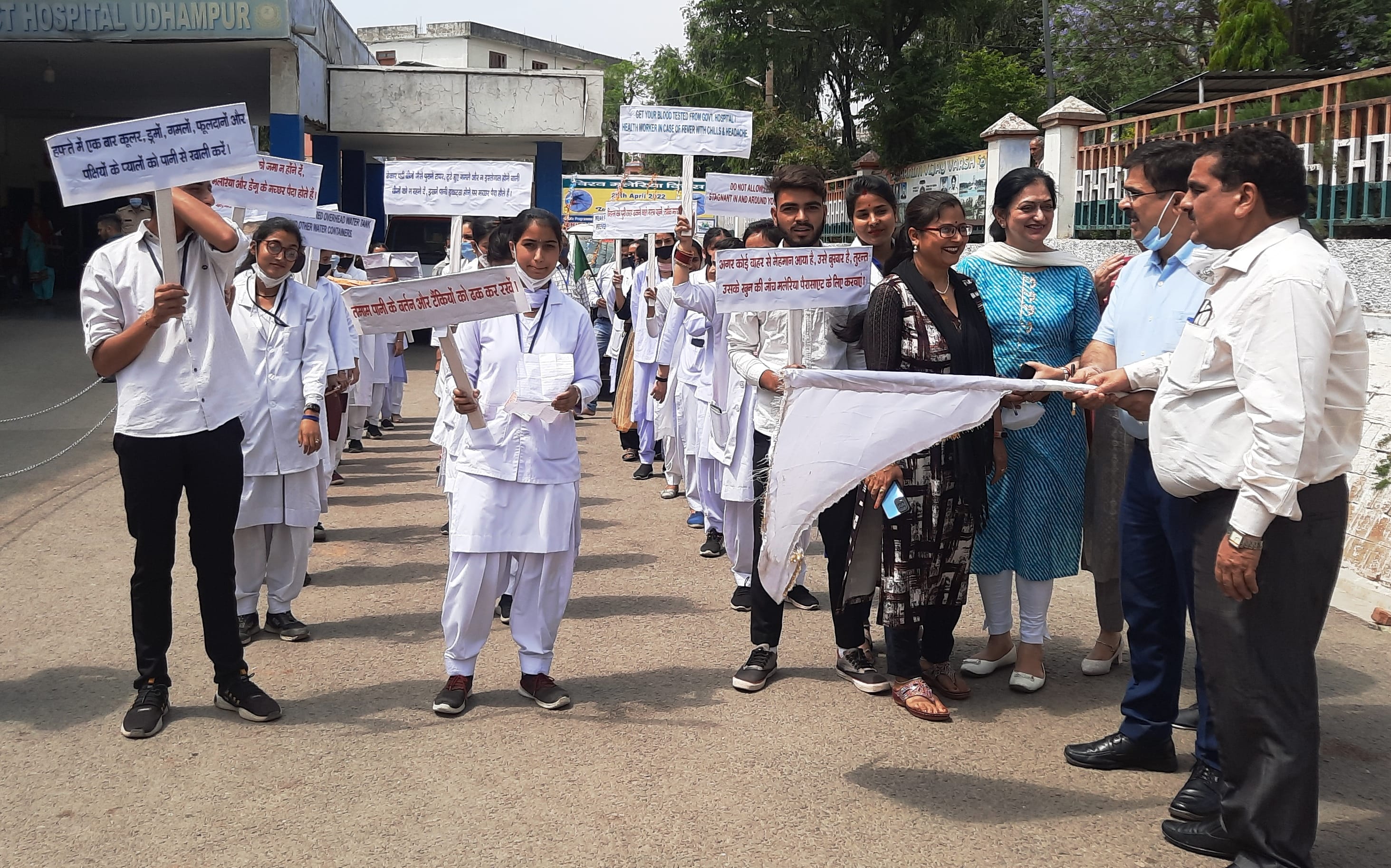 उधमपुर: जिला अस्पताल से मलेरिया दिवस के उपलक्ष पर गाड़ी को रवाना करते हुए सीएमओ तथा  रैली को रवाना 