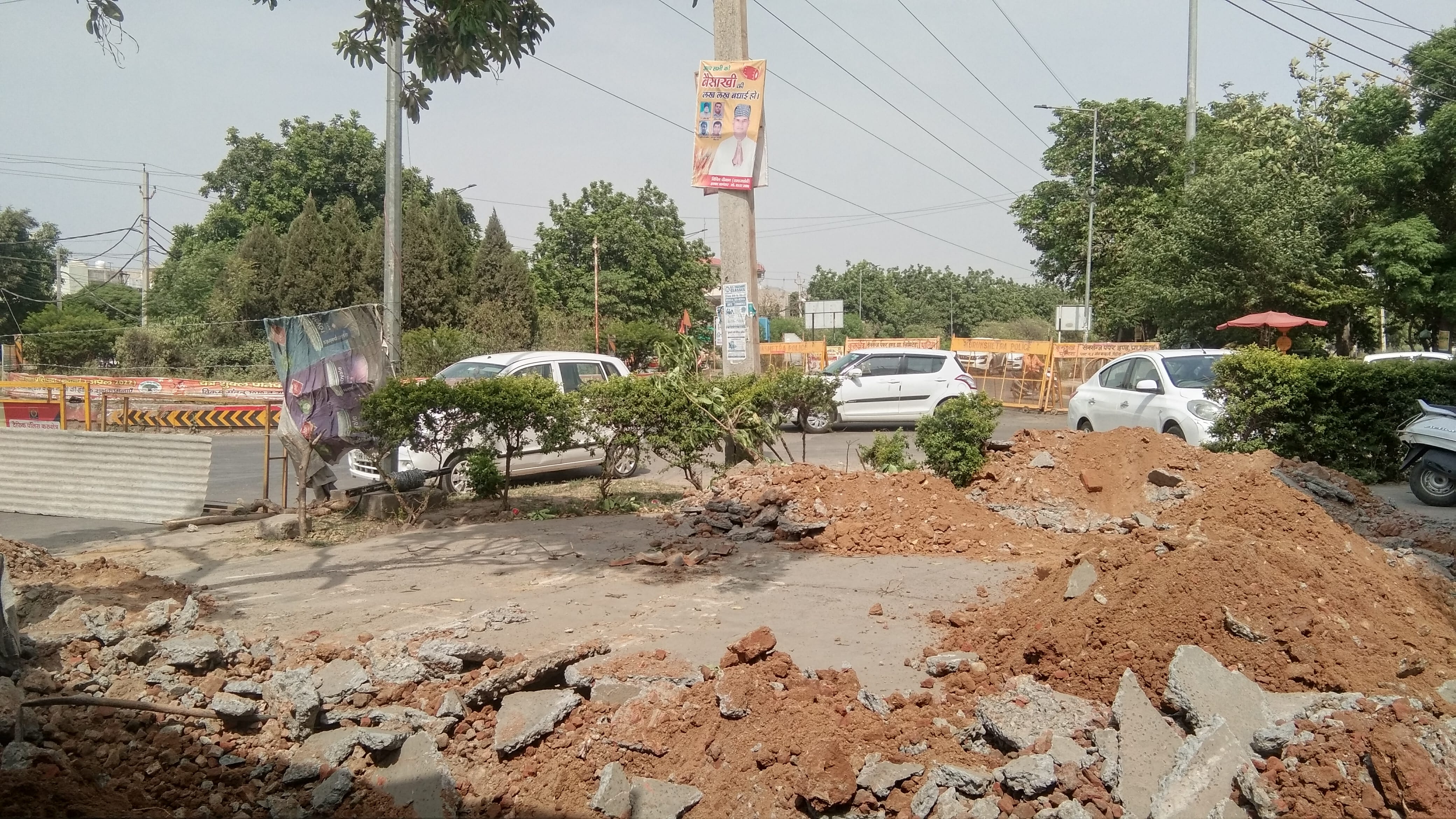 वीआईपी रोड पर जेसीबी से उखाड़ा गया रास्ता।  संवाद