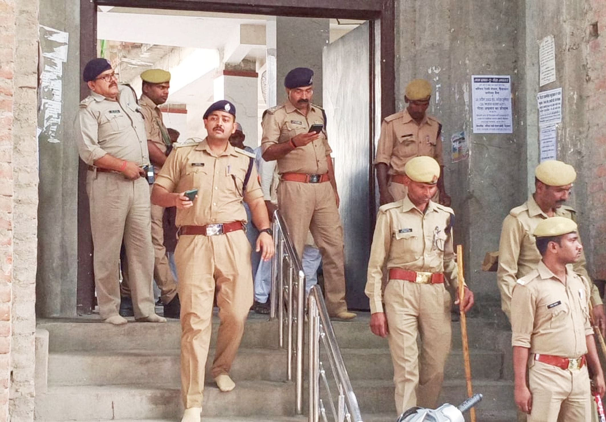 अयोध्या-टाट्शाह मस्जिद के बाहर मौजूद एसपी सिटी,सीओ सिटी,सीओ अयोध्या व पुलिस बल।-संवाद अयोध्या-टाट्शाह मस्जिद के बाहर मौजूद एसपी सिटी,सीओ सिटी,सीओ अयोध्या व पुलिस बल।-संवाद