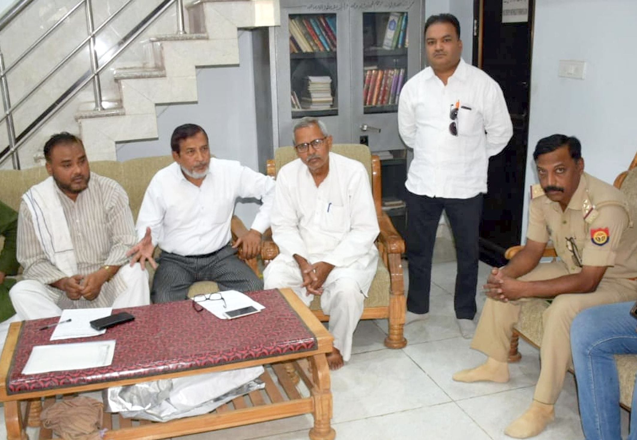 अयोध्या-टाट्शाह मस्जिद में पुलिस से बातचीत करते कमेटी के सदस्य व अन्य।-संवाद अयोध्या-टाट्शाह मस्जिद में पुलिस से बातचीत करते कमेटी के सदस्य व अन्य।-संवाद