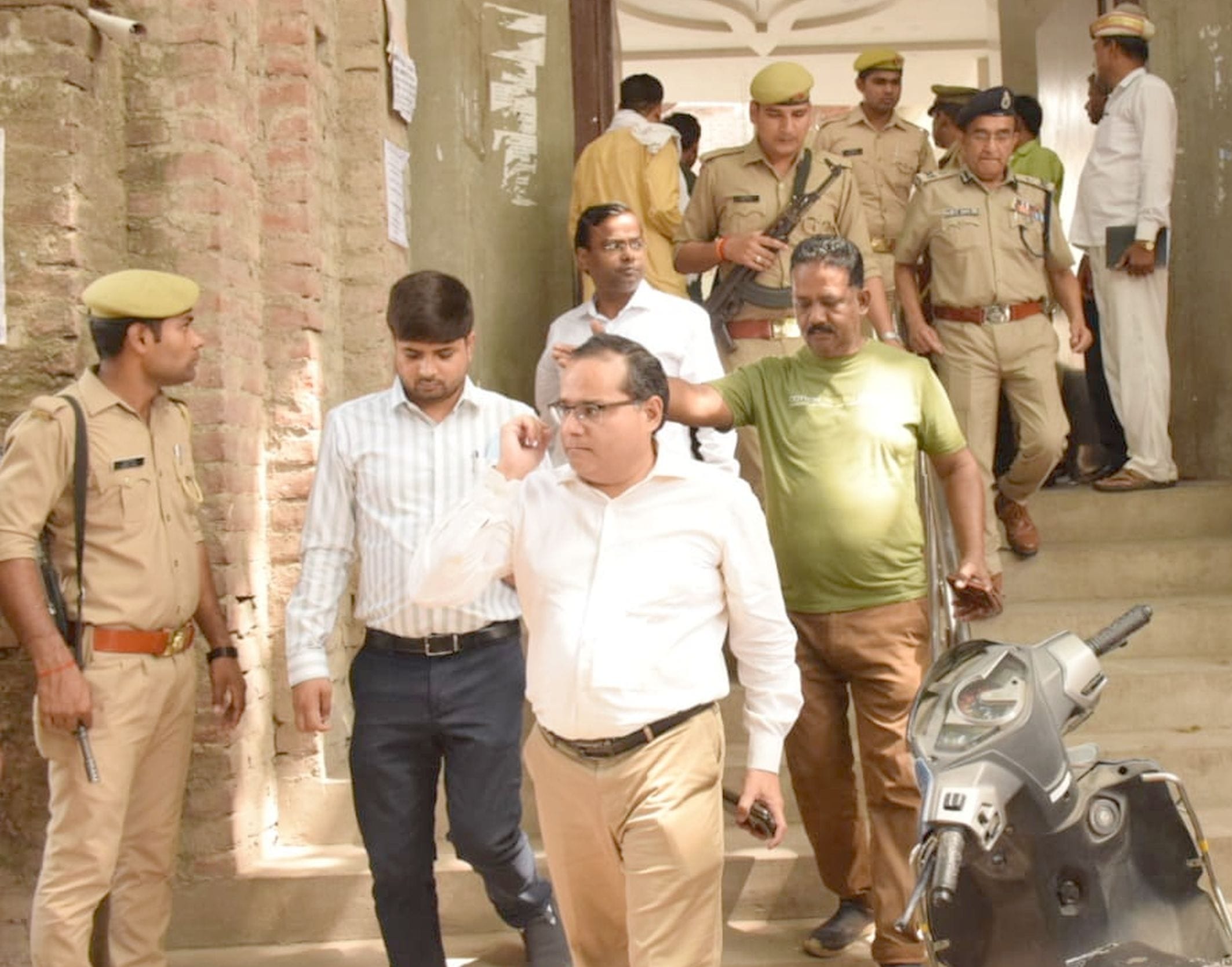 अयोध्या-टाट्शाह मस्जिद से बाहर निकलते कमिश्नर नवदीप रिणवा व आईजी कवींद्र प्रताप सिंह।-संवाद अयोध्या-टाट्शाह मस्जिद से बाहर निकलते कमिश्नर नवदीप रिणवा व आईजी कवींद्र प्रताप सिंह।-संवाद