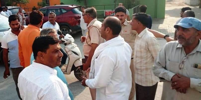 बरवाला- पुलिस अधिकारी मौके पर पूछताछ करते हुए बरवाला- पुलिस अधिकारी मौके पर पूछताछ करते हुए
