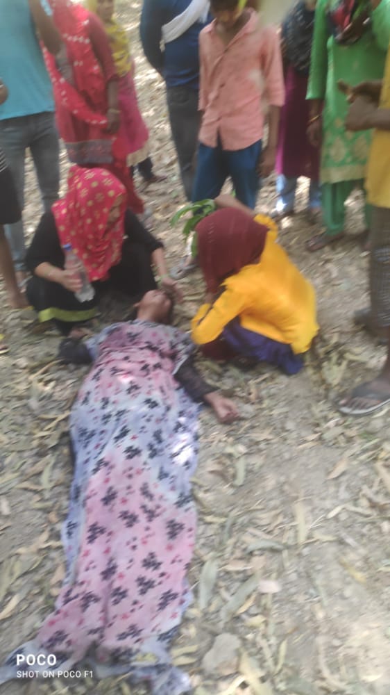छत से कूदने के बाद नीचे पड़ी महिला मजदूर को देखती साथी मजदूर छत से कूदने के बाद नीचे पड़ी महिला मजदूर को देखती साथी मजदूर