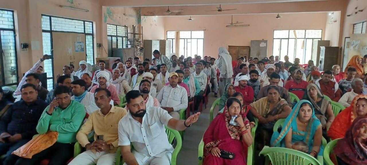 फोटो-27एयूआरपी-24 मौजूद ग्राम प्रधान व क्षेत्र पंचायत सदस्य। संवाद फोटो-27एयूआरपी-24 मौजूद ग्राम प्रधान व क्षेत्र पंचायत सदस्य। संवाद