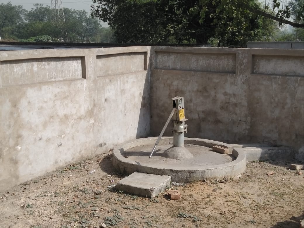 ग्राम पंचायत चंदुआर स्थित सामुदायिक भवन में महीनों से खराब पड़ा हैंडपंप।