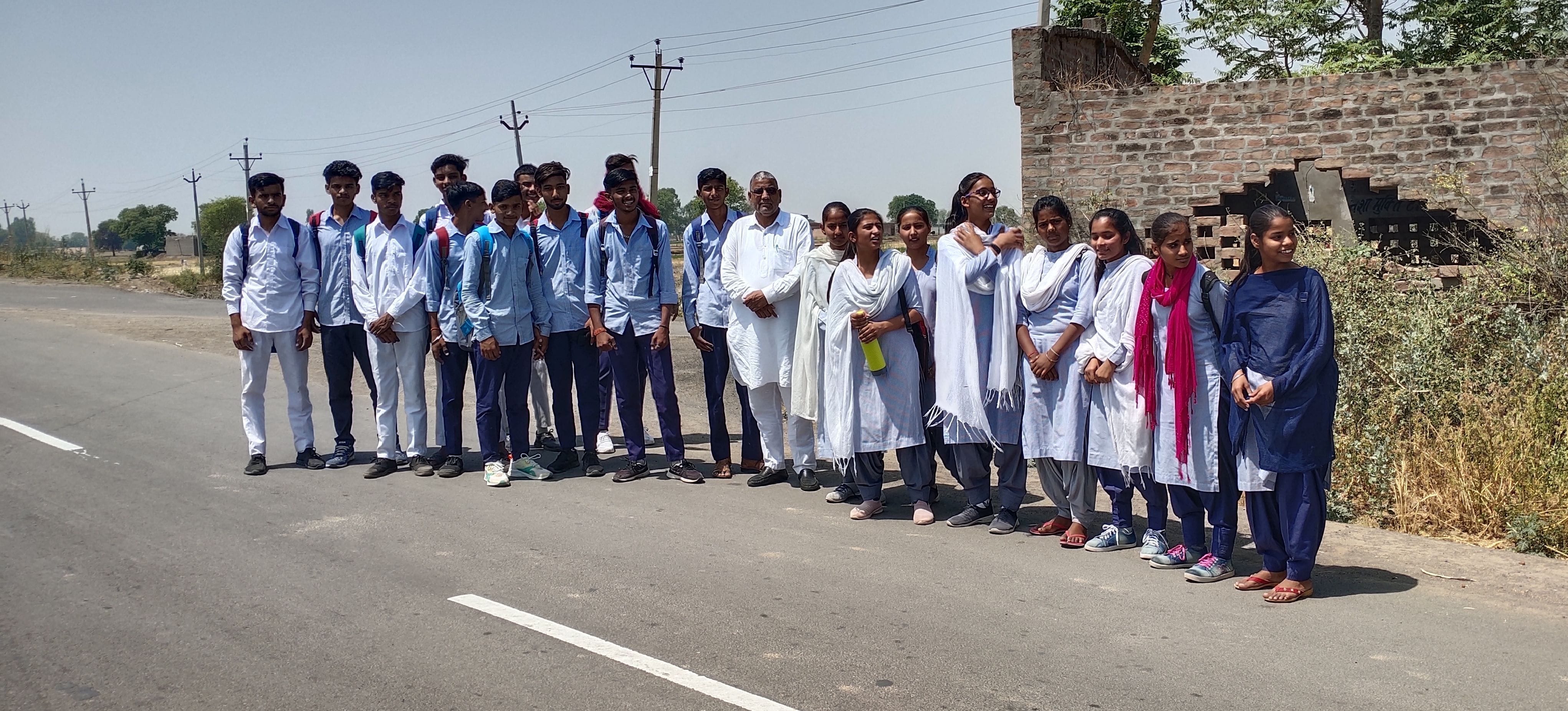 गांव पारता स्थित स्कूल से छुट्टी के बाद शिखर दोपहरी में किसी वाहन की बाट देखते छात्र-छात्राएं। गांव पारता स्थित स्कूल से छुट्टी के बाद शिखर दोपहरी में किसी वाहन की बाट देखते छात्र-छात्राएं।