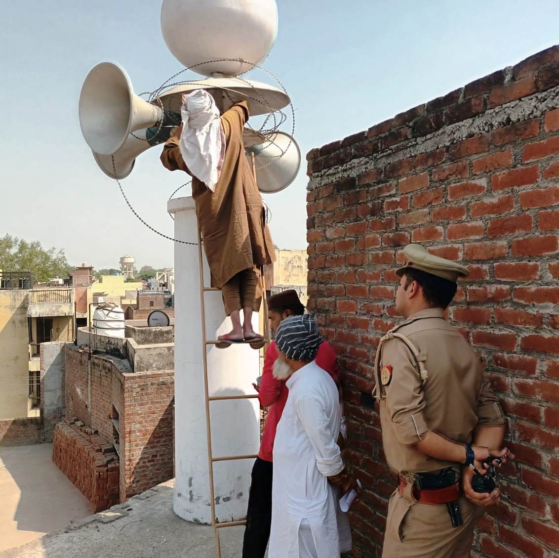 कासगंज में प्रशासन के निर्देश पर सोरो गेट क्षेत्र में एक मस्जिद से लाउड़ स्पीकर उतारते लोग। कासगंज में प्रशासन के निर्देश पर सोरो गेट क्षेत्र में एक मस्जिद से लाउड़ स्पीकर उतारते लोग।