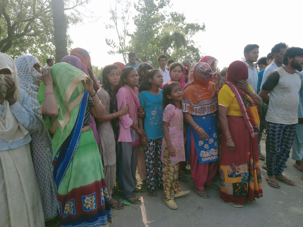 मुजफ्फरनगर : जानसठ के गांव खलवाड़ा में मृतक महिला के मायके से रोते बिलखते परिवार के लोग।