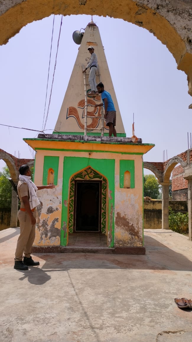 नगर के बख्तावरगंज स्थित मंदिर से लाउडस्पीकर उतवाती दक्षिणटोला थाना पुलिस।संवाद नगर के बख्तावरगंज स्थित मंदिर से लाउडस्पीकर उतवाती दक्षिणटोला थाना पुलिस।संवाद