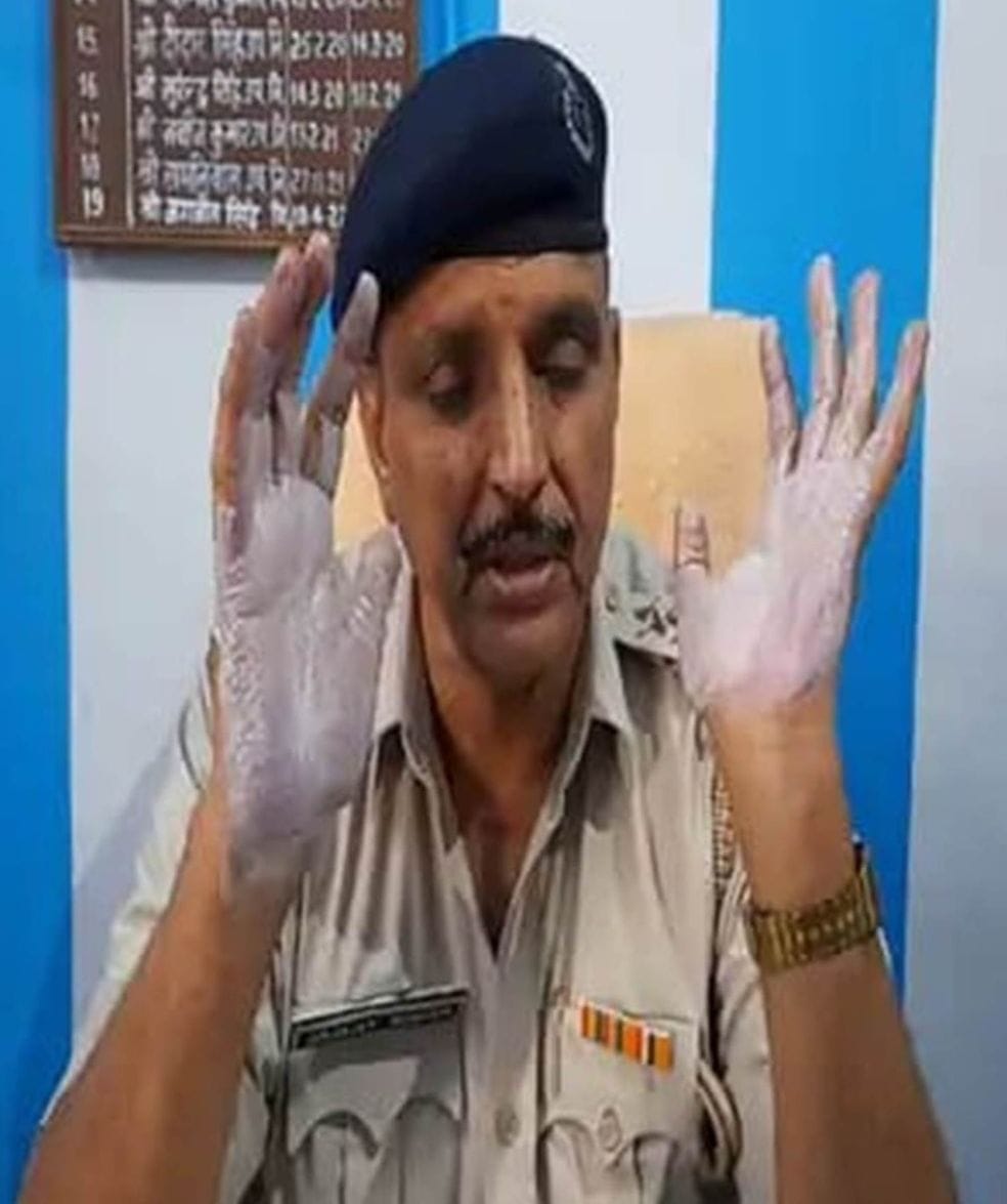 पानीपत। सनौली थाना एसएचओ जगजीत सिंह भी रात को आइ आंधी के बाद खेत में लगी आग को बुझाने गए तो उनके भी ? पानीपत। सनौली थाना एसएचओ जगजीत सिंह भी रात को आइ आंधी के बाद खेत में लगी आग को बुझाने गए तो उनके भी ?