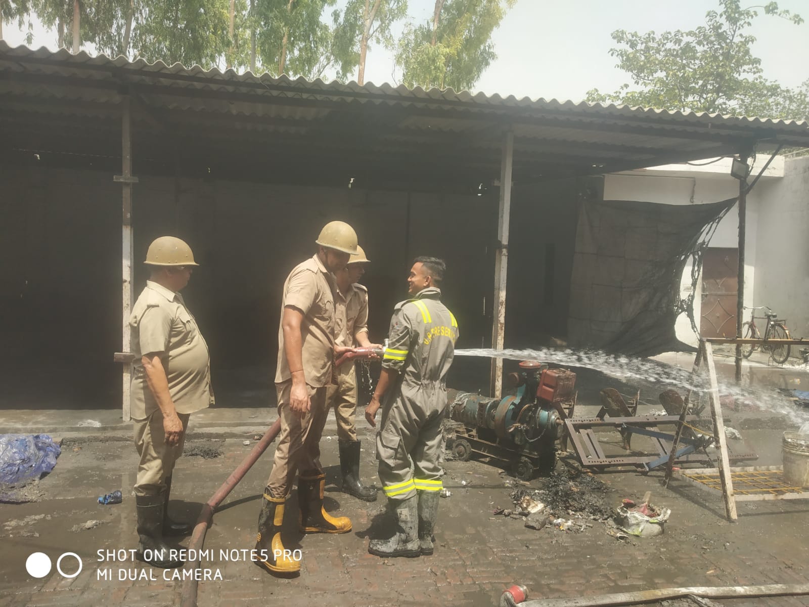 पटाखा फैक्ट्री में आग पर काबु पाते दमकलकर्मी पटाखा फैक्ट्री में आग पर काबु पाते दमकलकर्मी