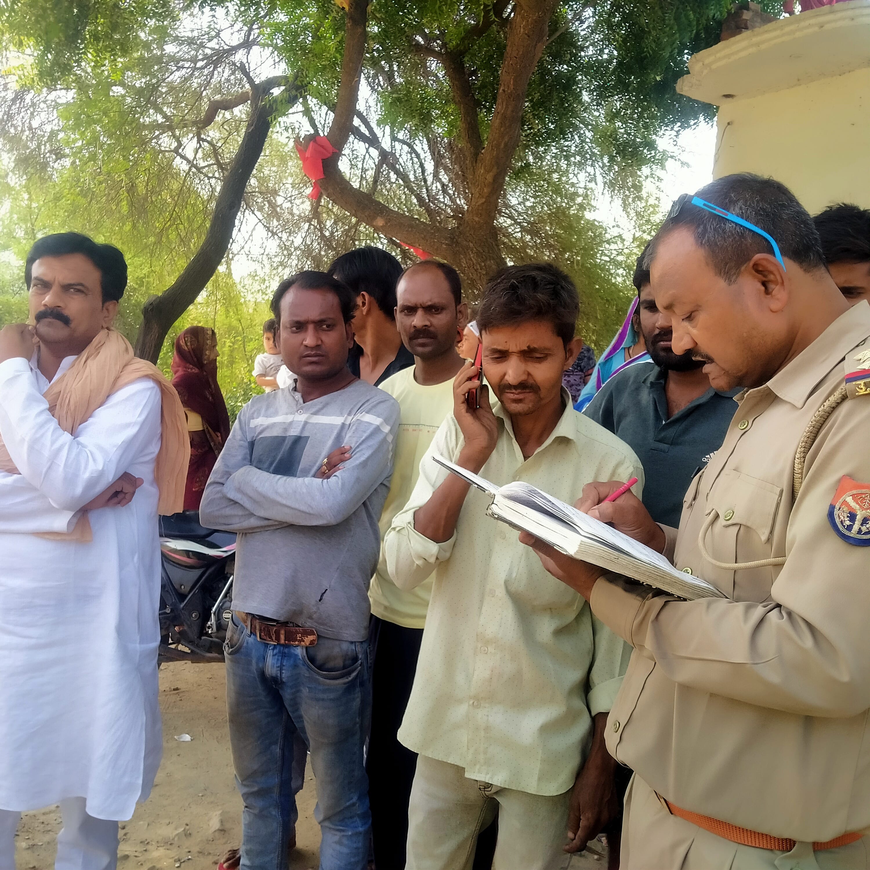 राबर्ट्सगंज पकरी गांव के तालाब में शव  का पंचनामा करती पुलिस।