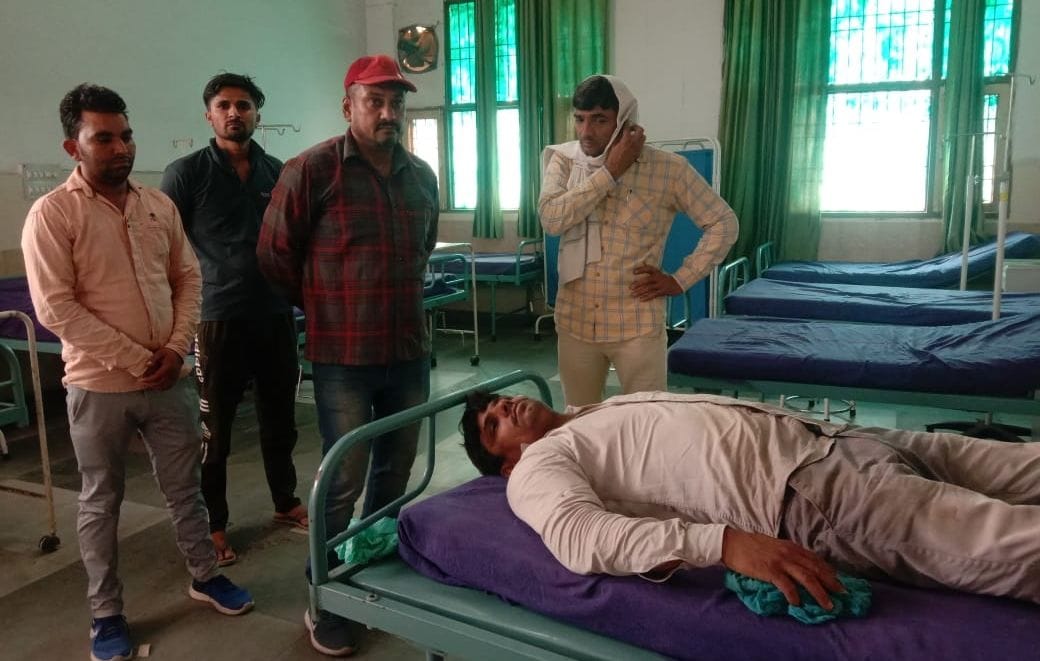  सामुदायिक स्वास्थ्य केंद्र खरखौदा में उपचाराधीन घायल कार चालक सुनील। संवाद