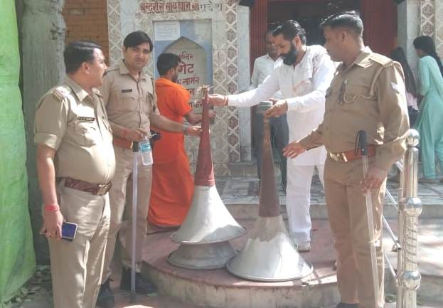 सदर कोतवाल की मौजूद में मंदिर से लाउडस्पीकर हटवाते पुजारी शिखर मिश्रा। संवाद सदर कोतवाल की मौजूद में मंदिर से लाउडस्पीकर हटवाते पुजारी शिखर मिश्रा। संवाद