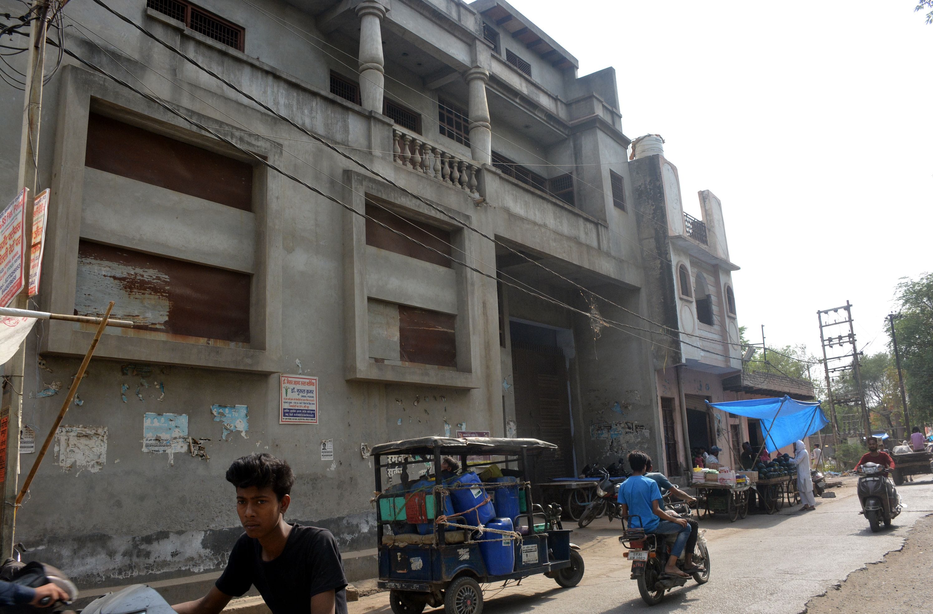 शाहजमाल में कब्रिस्तान के जमीन पर बने मकान। शाहजमाल में कब्रिस्तान के जमीन पर बने मकान।