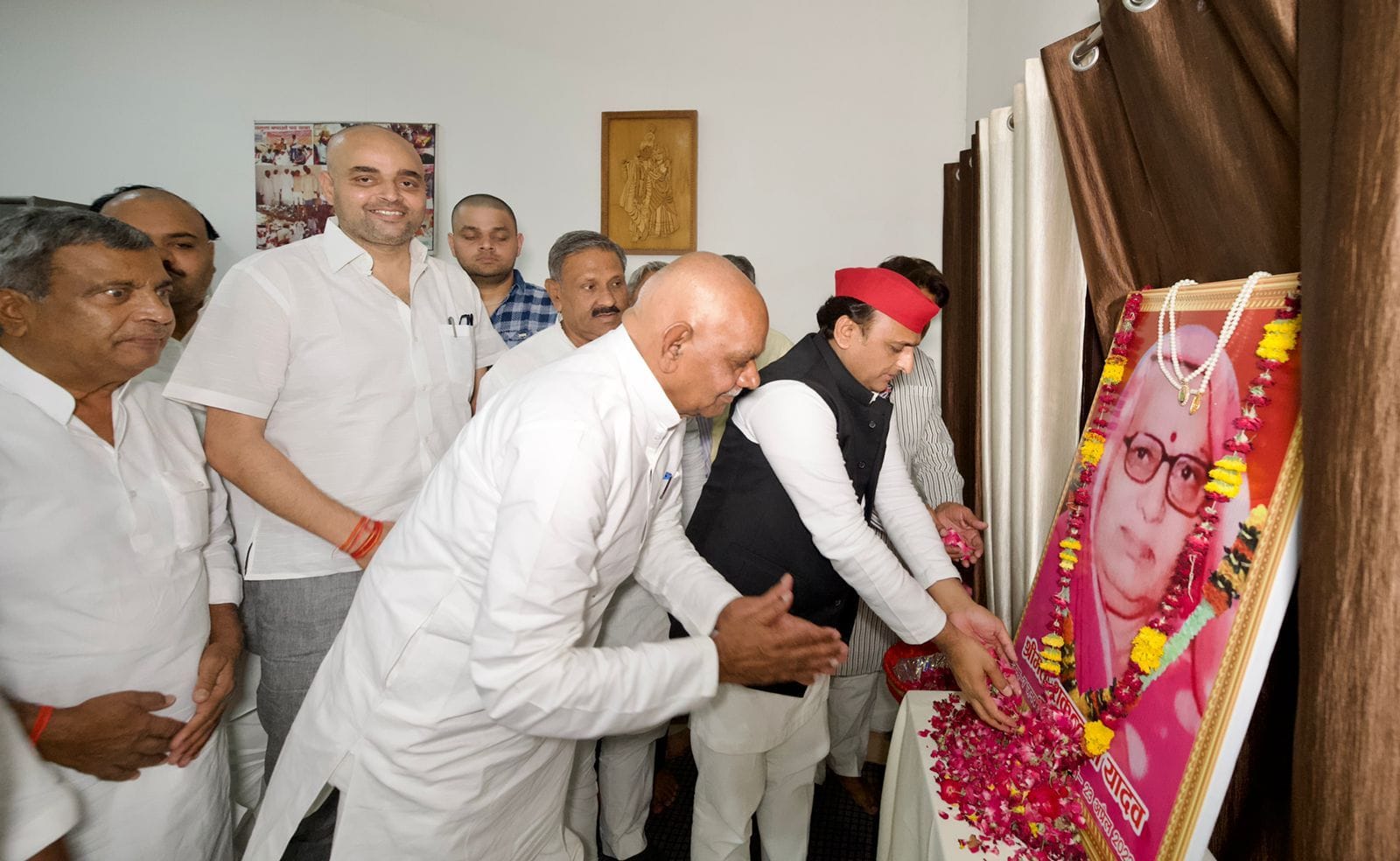 शकुंतला देवी के चित्र पर पुष्प अर्पित करते पूर्व मुख्यमंत्री अखिलेश यादव। संवाद शकुंतला देवी के चित्र पर पुष्प अर्पित करते पूर्व मुख्यमंत्री अखिलेश यादव। संवाद